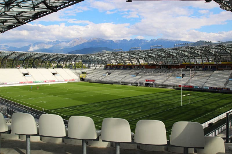 Les tribunes et le terrain au Stade des Alpes